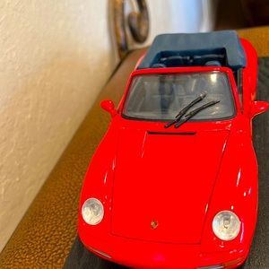 Maisto 1:18 Model Scale Metal Mounted Porsche 911 94 Carrera Red/Black Cabriolet